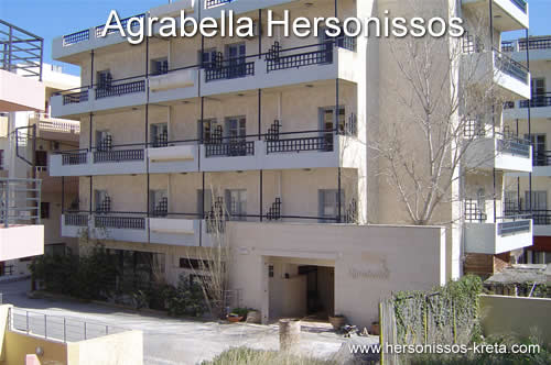 Agrabella chersonissos, in een klein zijstraatje van de hoofdstraat. Niet mooi gelegen en vrij oud hotel. Wel dicht bij uitgaansgebied. Supermarkt en winkeltjes rondom.Chersonissos Crete, Greece.