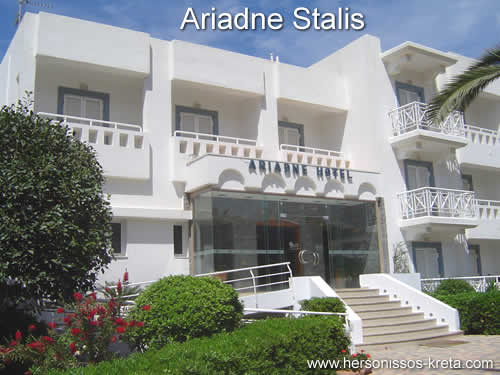 Ariadne Hotel Stalis Kreta. Zeer goed onderhouden apartementencomplex aan de beachroad van Stalis. Halverwege Chersonissos en Malia. Mooie zandstranden rondom.