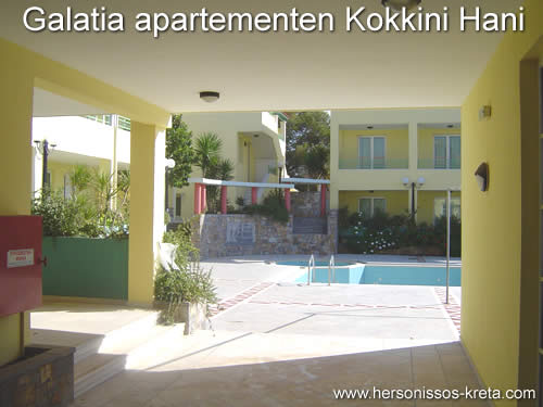 Galatia Kokkini Hani. Groot apartementencomplex in de hoofdstraat van Kokkini Hani. centraal gelegen, dichtbij strand.