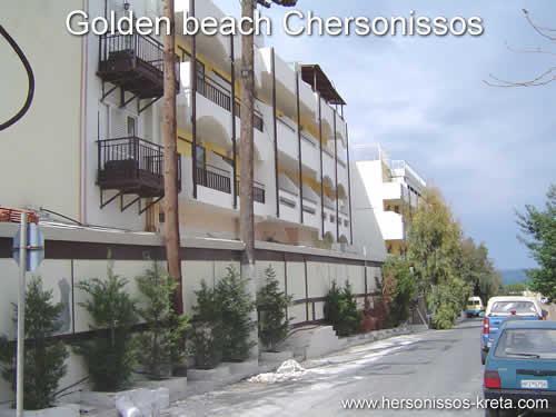 Hotel Golden beach hersonissos. Groot hotel aan zandstrand en hoofdstraat van Hersonissos. Chersonissos Kreta Griekenland.