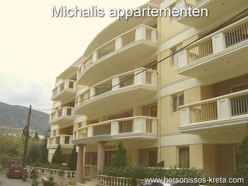 Michalis appartementen, hersonissos chersonissos.aan de hoofdstraat van hersonissos. Mooie ligging vlakbij star beach en uitgaanscentrum.