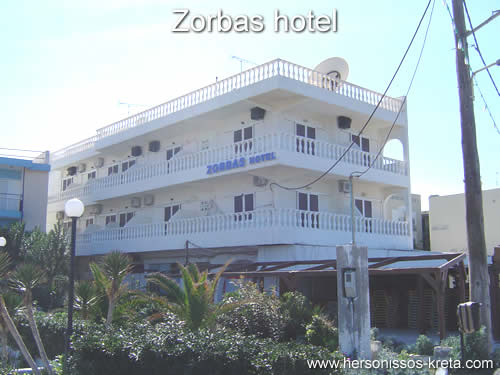 Zorbas hotel chersonissos, vlak aan zee, vlak bij uitgaanscentrum, mooi uitzicht, aan westkant boulevard van hersonissos.