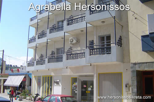 Agrabella chersonissos, in een klein zijstraatje van de hoofdstraat. Niet mooi gelegen en vrij oud hotel. Wel dicht bij uitgaansgebied. Supermarkt en winkeltjes rondom.Chersonissos Crete, Greece.