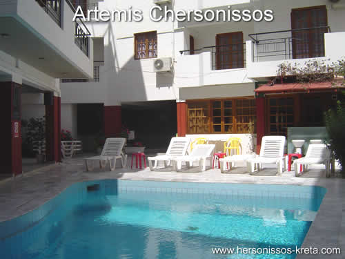 Familiesfeer gerund complex aan de westkant van Hersonissos.Artemis appartementen in Chersonissos, vlakbij zandstranden, supermarkt en busverbinding om de hoek.