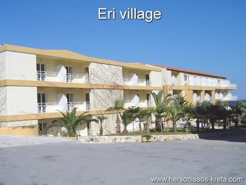Eri village, hersonissos, chersonissos. Eri village hotel, aan de zee, grote zwembaden, aan de weg richting malia stali en stalida, sissi. Chersonissos kreta.