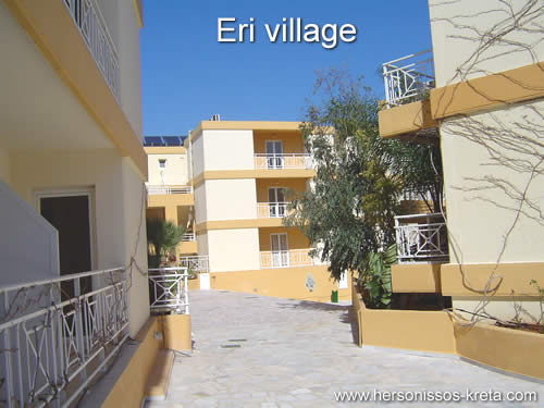 Eri village, hersonissos, chersonissos. Eri village hotel, aan de zee, grote zwembaden, aan de weg richting malia stali en stalida, sissi. Chersonissos kreta.