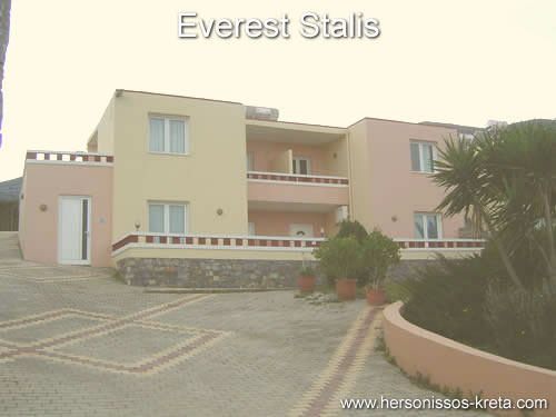Everest stalis kreta. Mooi gelegen bovenop een berg met een mooi uitzicht over de zee.aan de hoofdweg malia chersonissos.