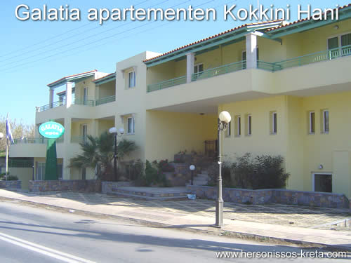 Galatia Kokkini Hani. Groot apartementencomplex in de hoofdstraat van Kokkini Hani. centraal gelegen, dichtbij strand.