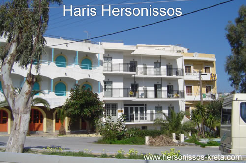 haris appartementen in hersonissos, eind van de hoofdstraat, klein jongeren hotel. Centraal gelegen, uitgaansgebied om de hoek.