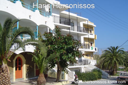 haris appartementen in hersonissos, eind van de hoofdstraat, klein jongeren hotel. Centraal gelegen, uitgaansgebied om de hoek.