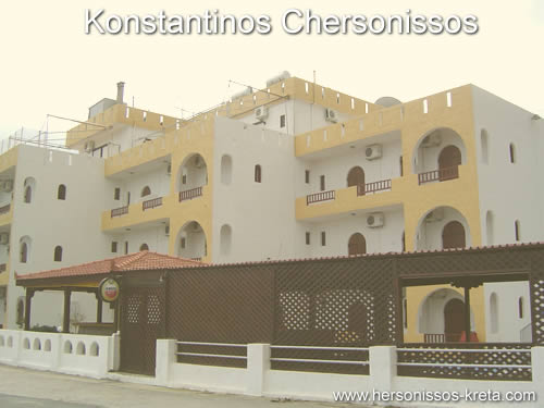 Konstantinos chersonissos. Tussen koutouloufari en Chersonissos, vlakbij starbeach. Busverbinding om de hoek. Kreta hersonissos.