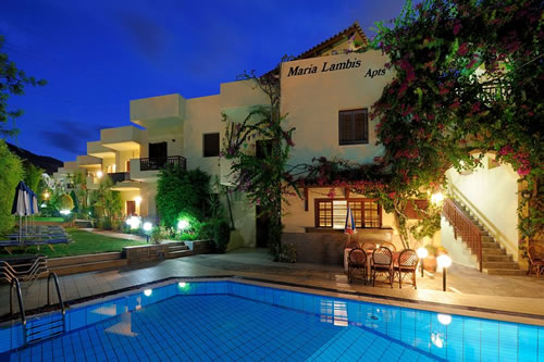 Maria lambis appartementencomplex in Stalis. Aan de hoofdweg Malia Chersonissos. 5 minuten van strand en centrum stalis. Chersonissos op 3 km.