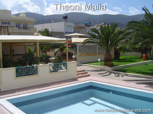 Theoni Malia, appartementen complex aan de hoofdstraat van Malia. Zandstranden op enige afstand. Geen last van het Malia nachtleven.